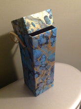 Load image into Gallery viewer, Wine box in blue/purple marble